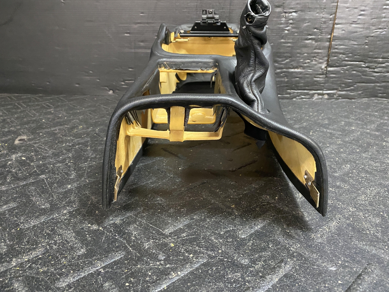 02-06 MASERATI FRONT CENTER CONSOLE TUNNEL HOUSING BLACK