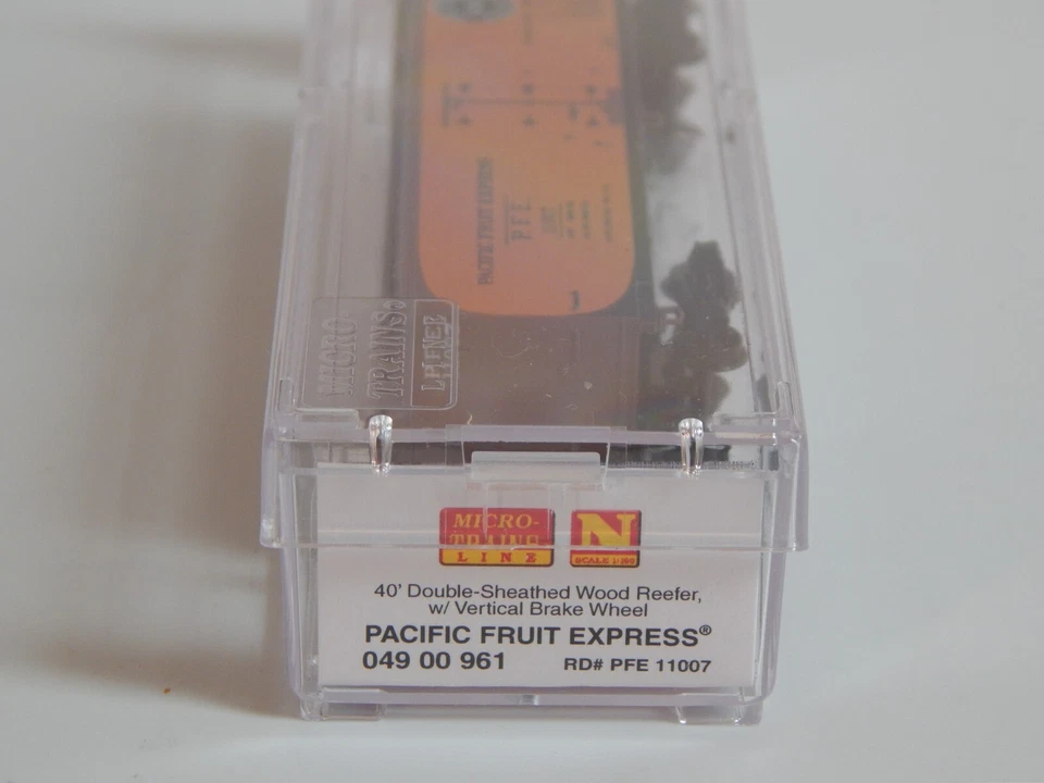 MT N-Scale; #04900961 40' reefer, PFE/SP in "BALLOON" paint scheme. rd #11007 - Image 2 of 2