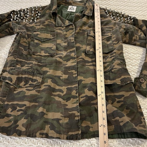 Chaqueta militar Grunge camuflada para mujer UNIF con tachuelas al hombro talla grande - Imagen 7 de 9