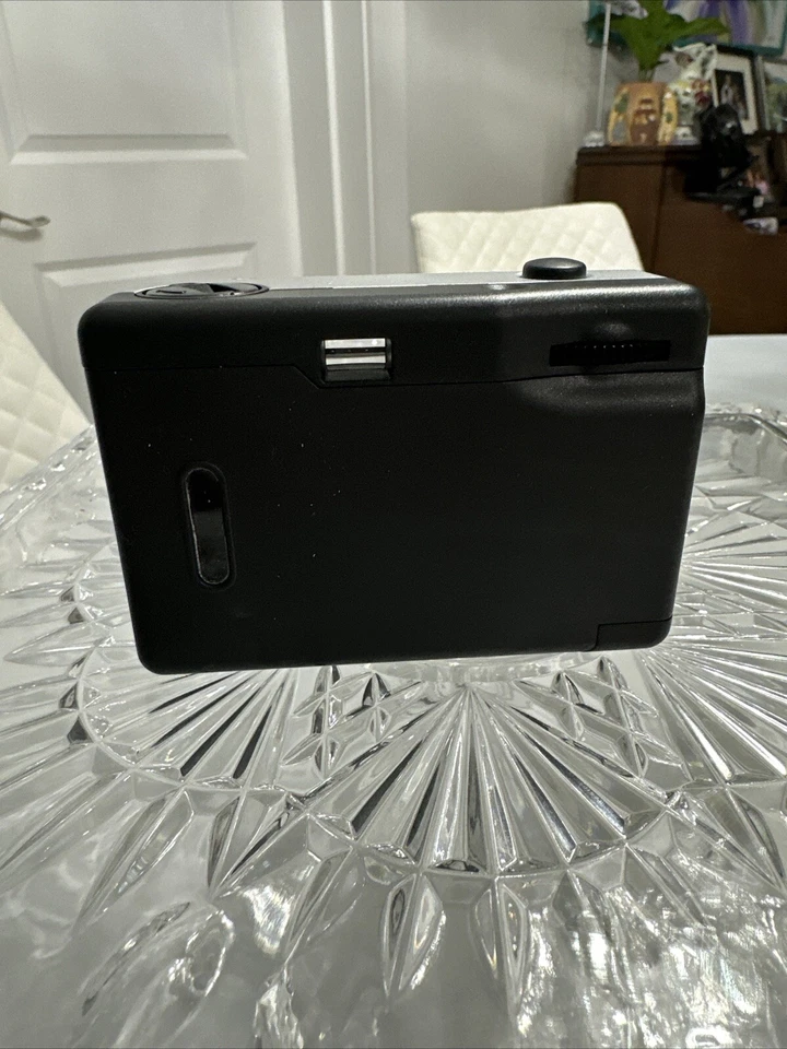 BELL & HOWELL Point And Shoot 35MM FILM Camera "FOCUS FREE" 28MM Lens with Strap - Image 2 of 4