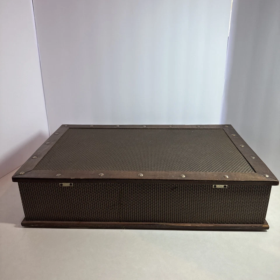 Caja de almacenamiento de madera decorativa con acento de malla metálica interior de fieltro rojo Foto 4 de 4