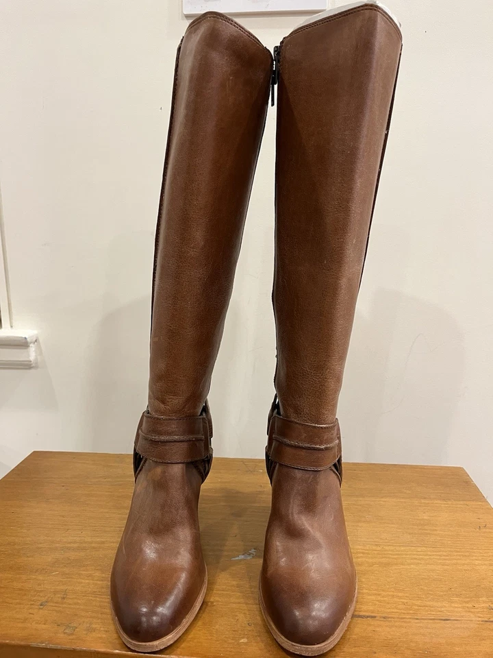 Botas para mujer FRYE Essa de cuero marrón, tacón alto, hasta la rodilla, cremallera, arnés EE. UU. Foto 2 de 4