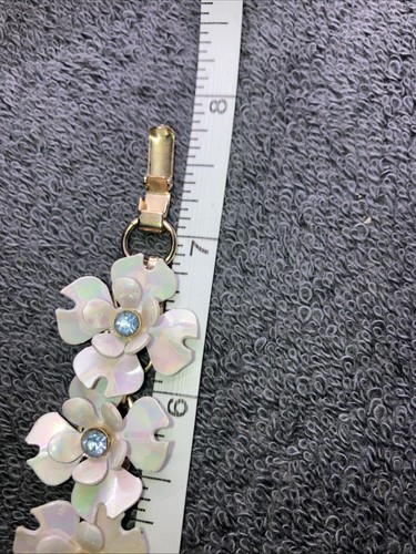 Vintage Pearl White Dogwood Blossom Blue Rhinestone Clasp Bracelet Costume Jewel - Picture 5 of 6