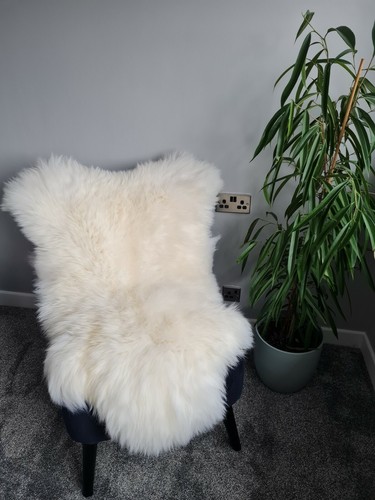 Natural Sheepskin Rug LARGE Genuine Pelt Soft Fluffy Fleece Ivory White 115 cm - Picture 3 of 8