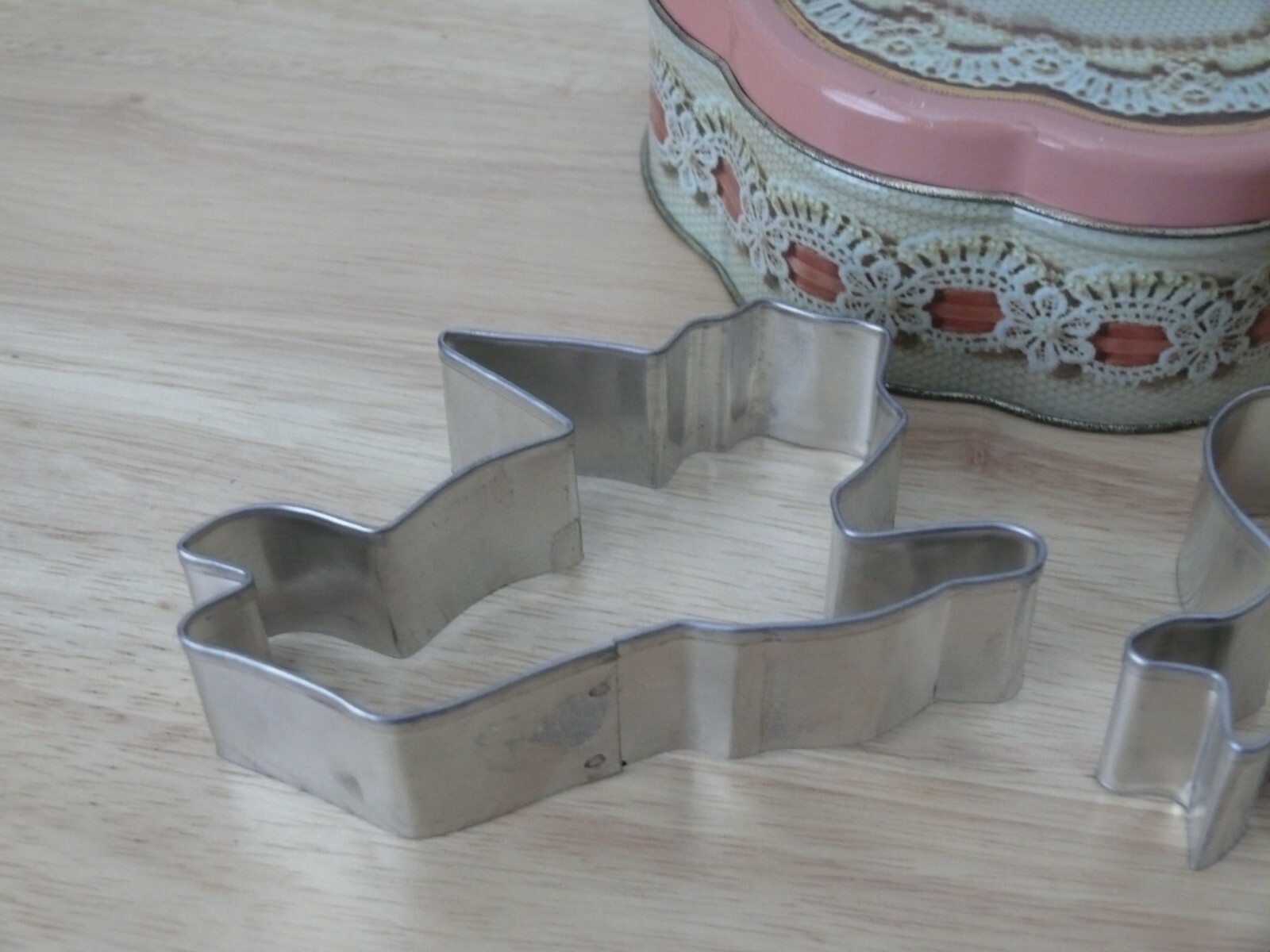 Avon Valentine Tin1981 with Two Cookie Cutters (Cupid and Valentine