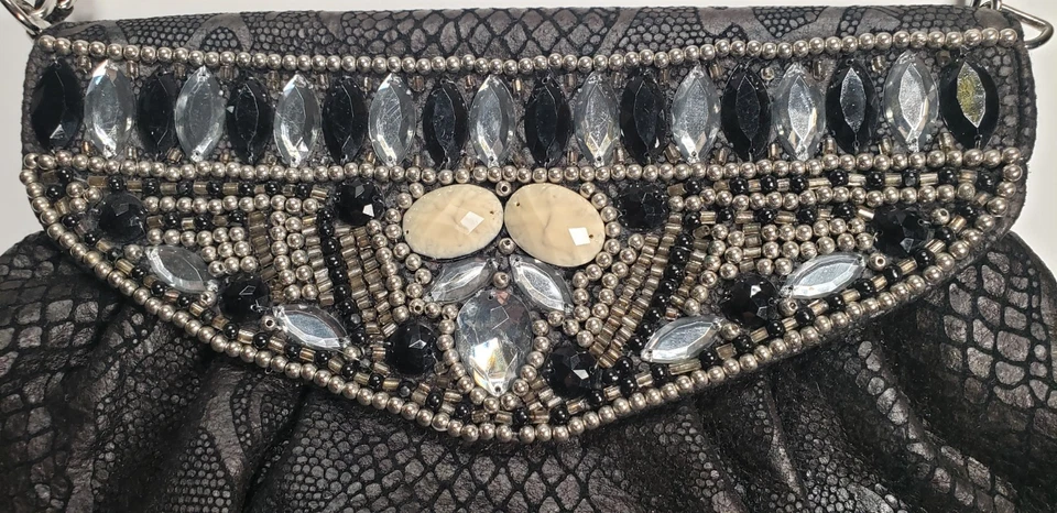 Bolso sin asas Chico's negro adornado piel de serpiente imitación gamuza bolso de noche bolso de mano Foto 3 de 4