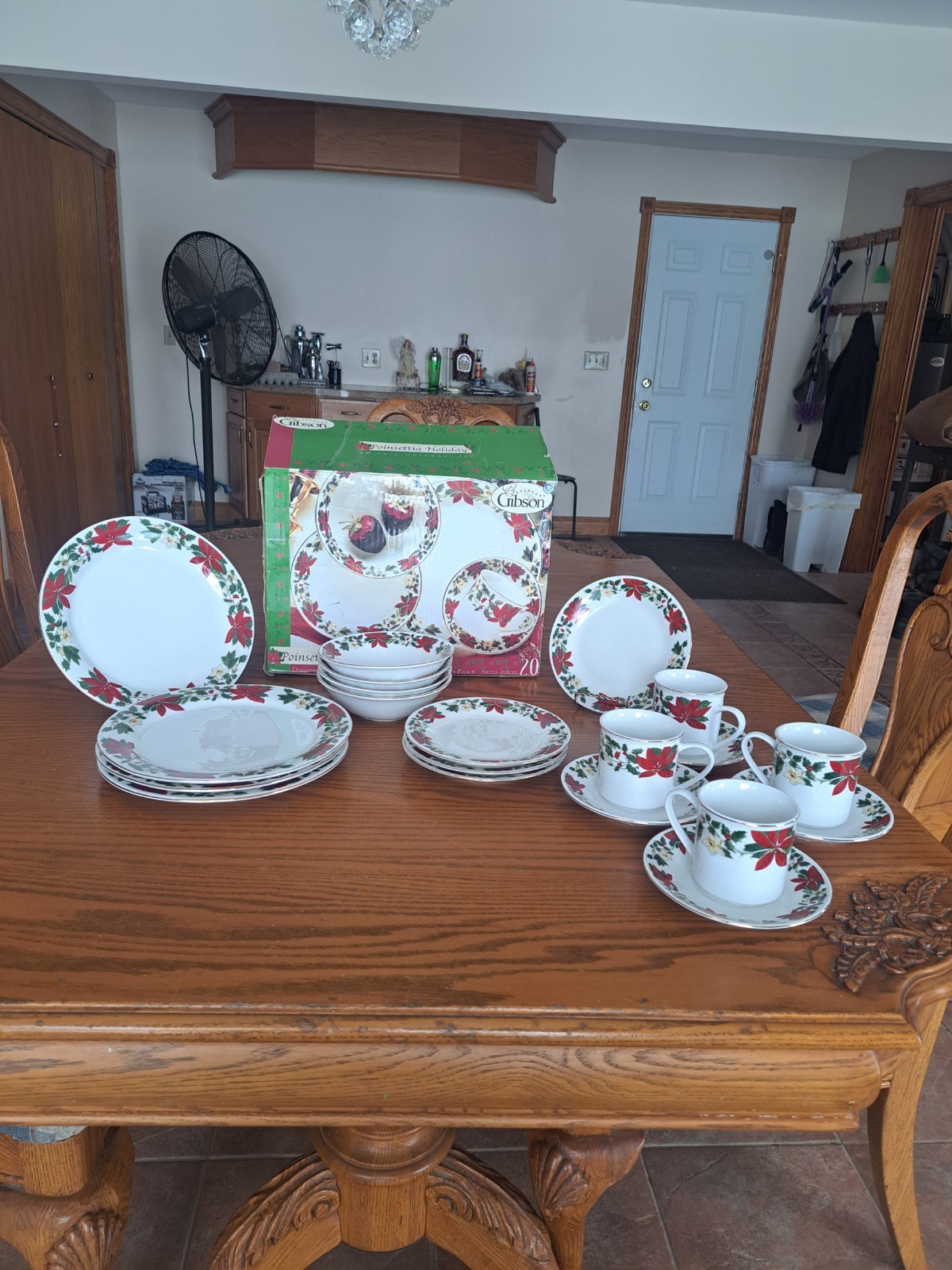 Gibson Poinsettia Holiday 20 Piece Service For 4 Christmas Dinnerware Complete