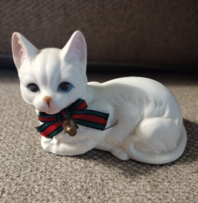 1984 Enesco Porcelain Bisque 4'' White Cat Figurine Blue Eyes Christmas Bow Bell