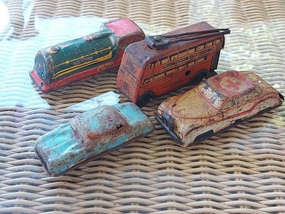4 beliebte Vintage Weißblech Spielzeuge. Auto, Krankenwagen, Trolly Bus und Zug siehe Bilder