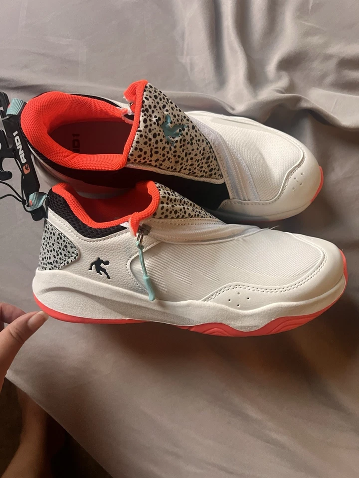 and1 shoes size 6-youth white comfort  padded insole non marking,durable outsole - Image 2 of 4