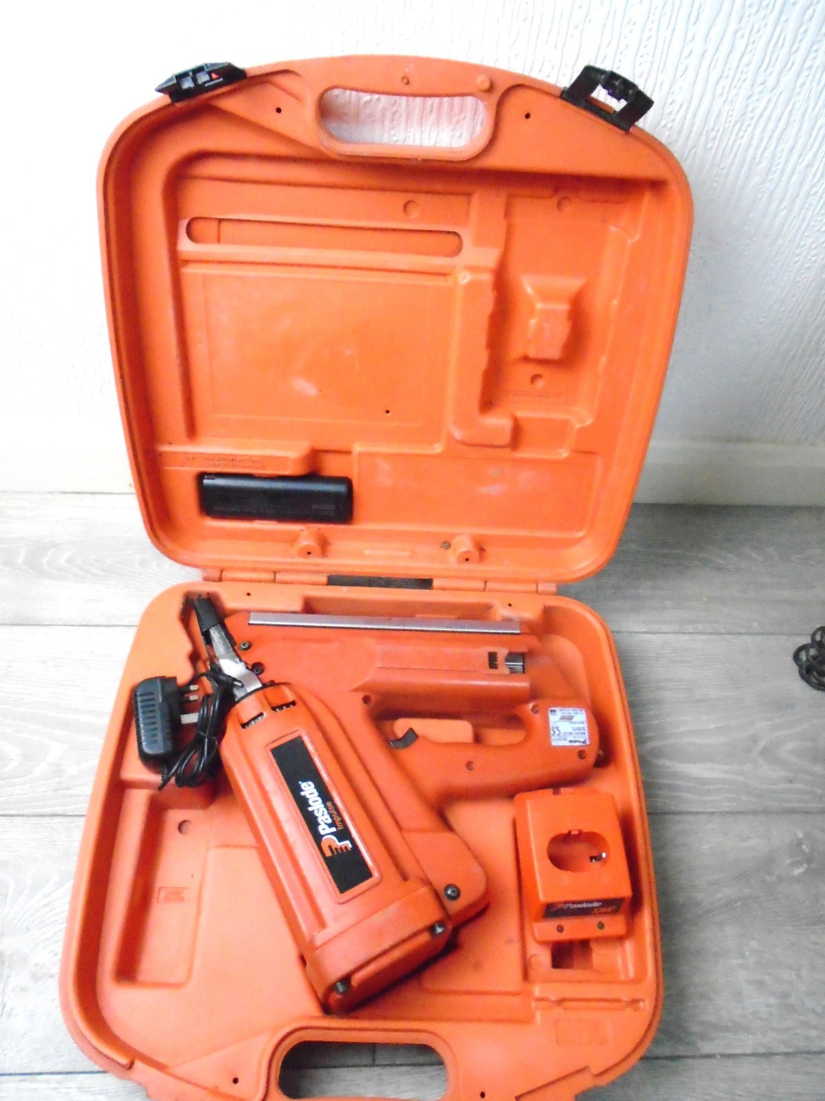 Paslode IM350 CT 90 1st Fix Nail Gun New Battery & Adapter Charger Serviced