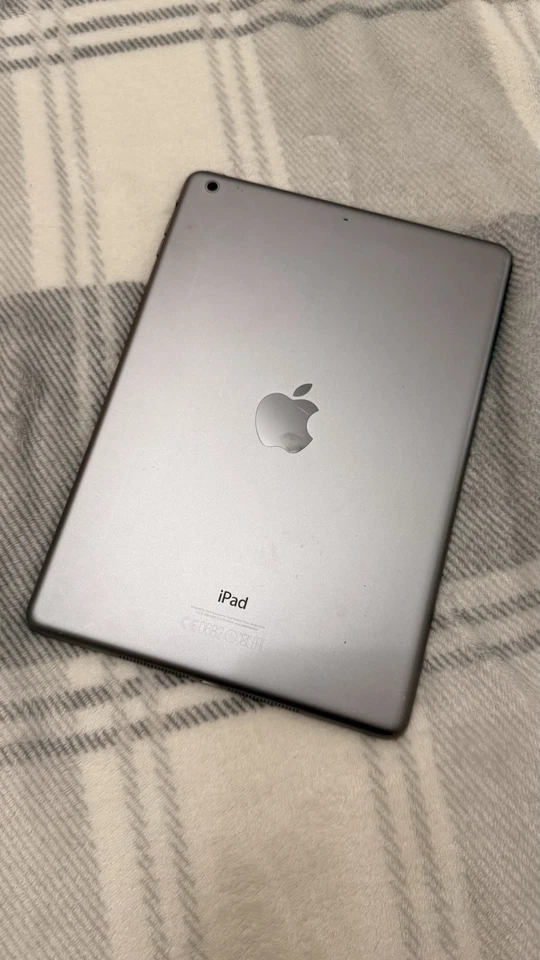 Apple iPad Air 1st Generation 32GB Wi-Fi Silver/White (Read Description) - Image 3 of 4