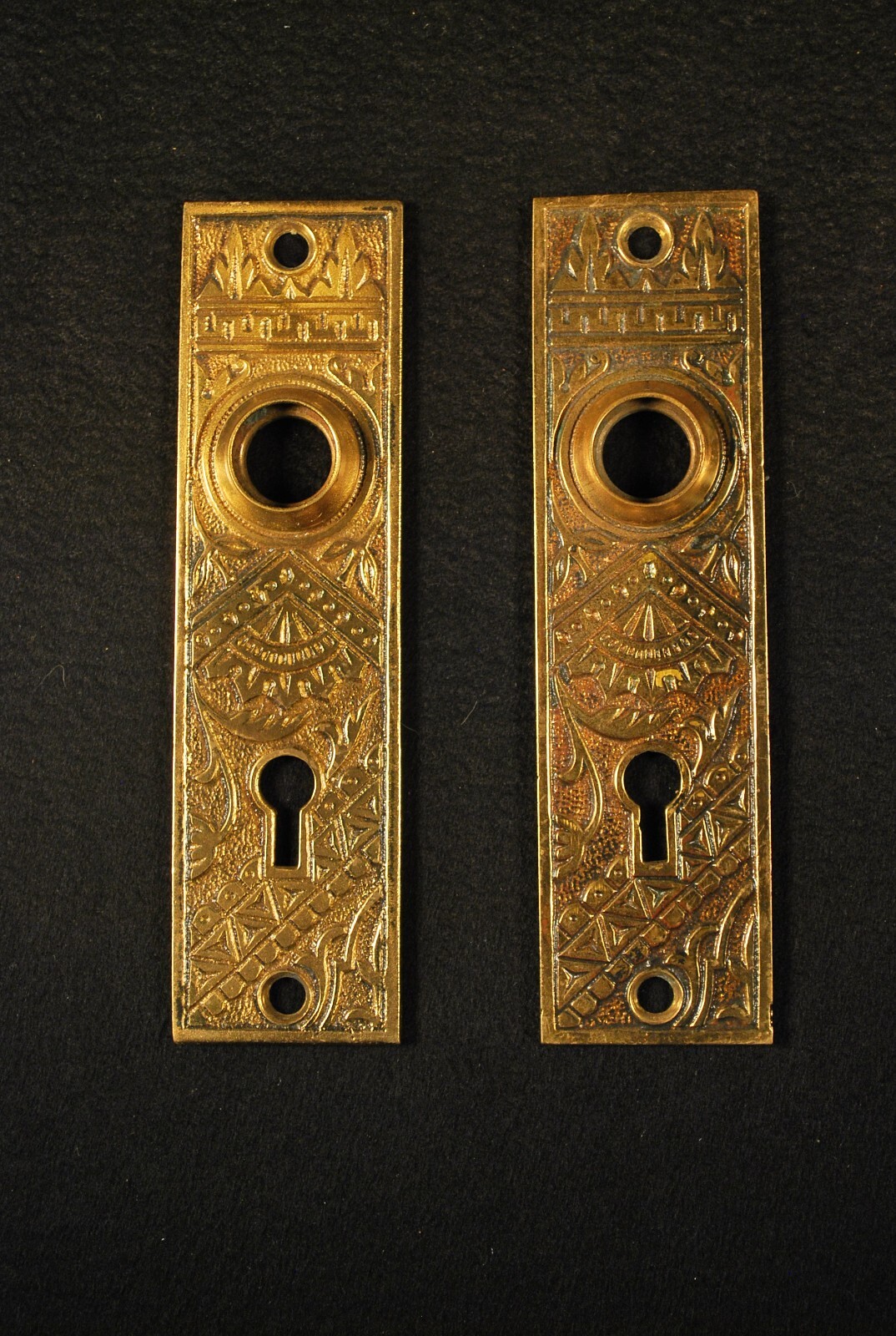 ANTIQUE BRASS DOOR KNOB BACKPLATE HARDWARE SET / VICTORIAN EASTLAKE
