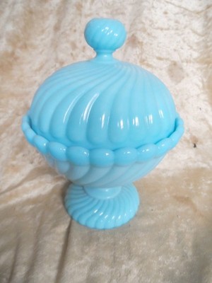 27740 b Deckel Dose gepresst Pressglas  Blau opalblau opalin glass pressed 16cm