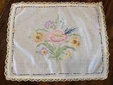 Sciarpa/centrotavola vintage ricamata 16” x 12” fiori bordi all’uncinetto