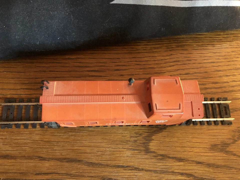 HO Scale Bachman Pennsylvania Railroad Caboose  - Image 3 of 4
