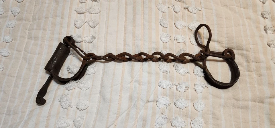 OLD ANTIQUE PRIMITIVE DOUBLE WROUGHT IRON SHACKLES CHAIN FARM TOOL W/Key - Image 2 of 4