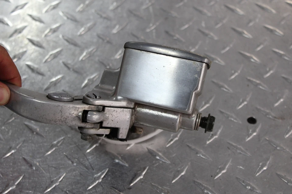 2006 KAWASAKI VULCAN 2000 VN2000F CLASSIC LT FRONT BRAKE MASTER CYLINDER - Imagem 4 de 4