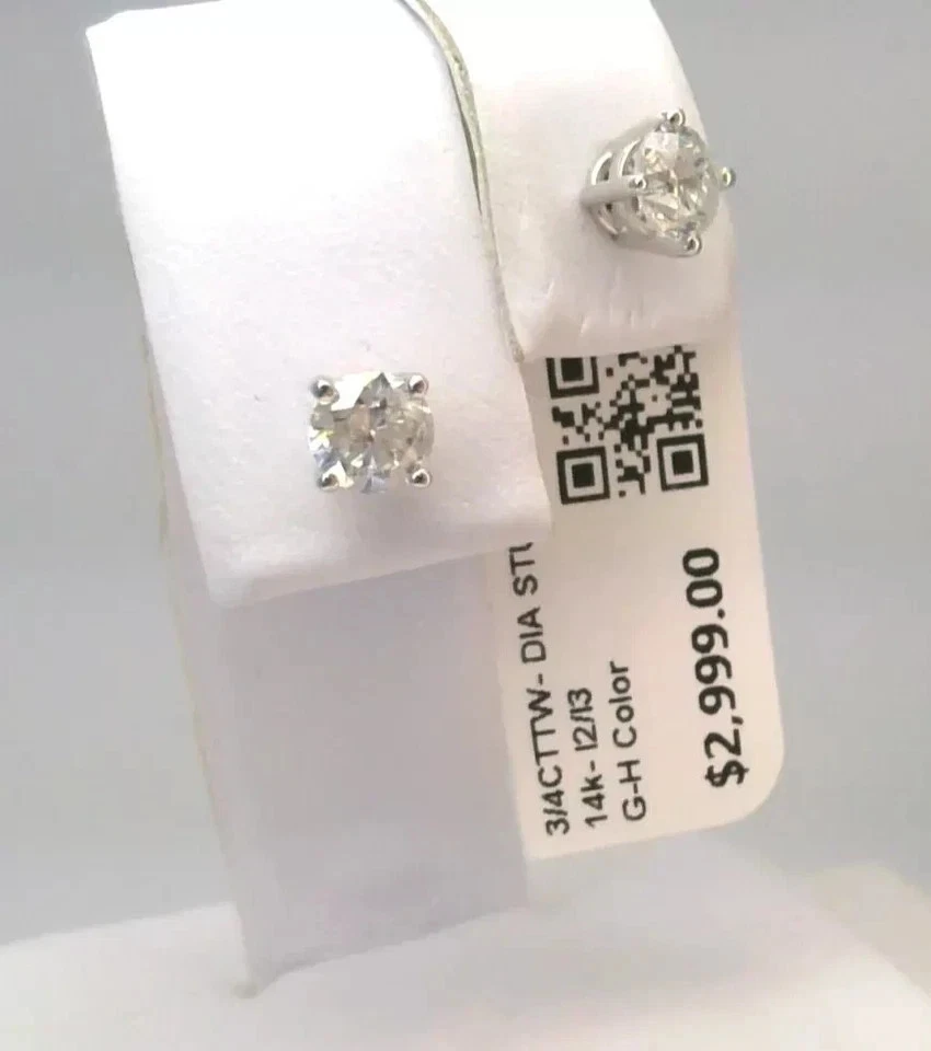 Aretes de diamantes genuinos de oro blanco de 14 quilates de corte redondo con certificación de 0,75 quilates Foto 2 de 4