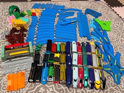 Plarail Tomy Trains Lot mit Schienen und Szenenteilen Spielzeug Eisenbahn Set