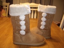 NEW Girls Size 1 SO Marisa Mid Calf Boot Faux Fur Trim Chestnut Pom Pom Accent