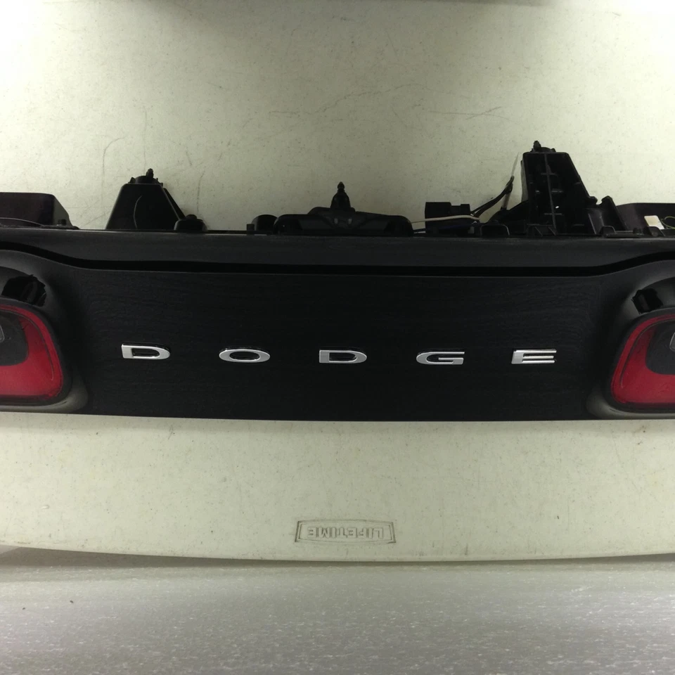 Dodge Challenger 2015-2023 tapa central maletero freno interior LED luz trasera OEM brillante Foto 2 de 4