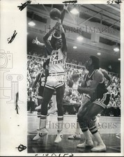 1977 Press Photo New Orleans Basketball Player Mike Edwards in Game