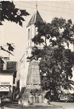 64 CAMBO LES BAINS LE MONUMENT AUX MORTE ET L EGLISE