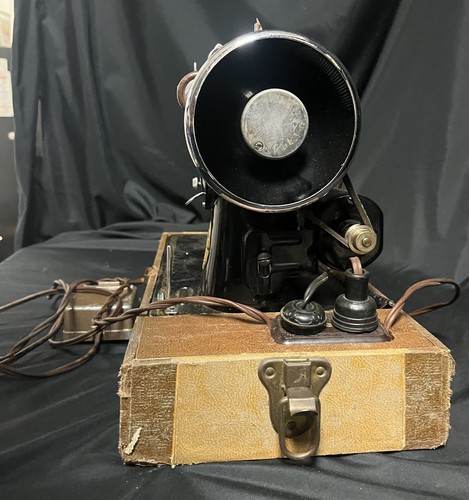 Vintage Universal Family Sewing Machine Made in Japan (1930s?) Untested in Case - Picture 5 of 9