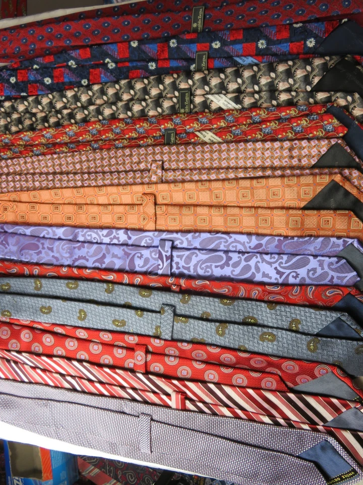 Corbatas Ermenegildo Zegna Hechas en Italia Lote 12 Diseñador Rayas/Abstractas/Paisley Usadas en Excelente Condición Foto 2 de 4