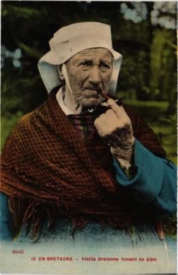 CPA En Bretagne Vieille Bretonne fumant sa pipe FOLKLORE (731764)