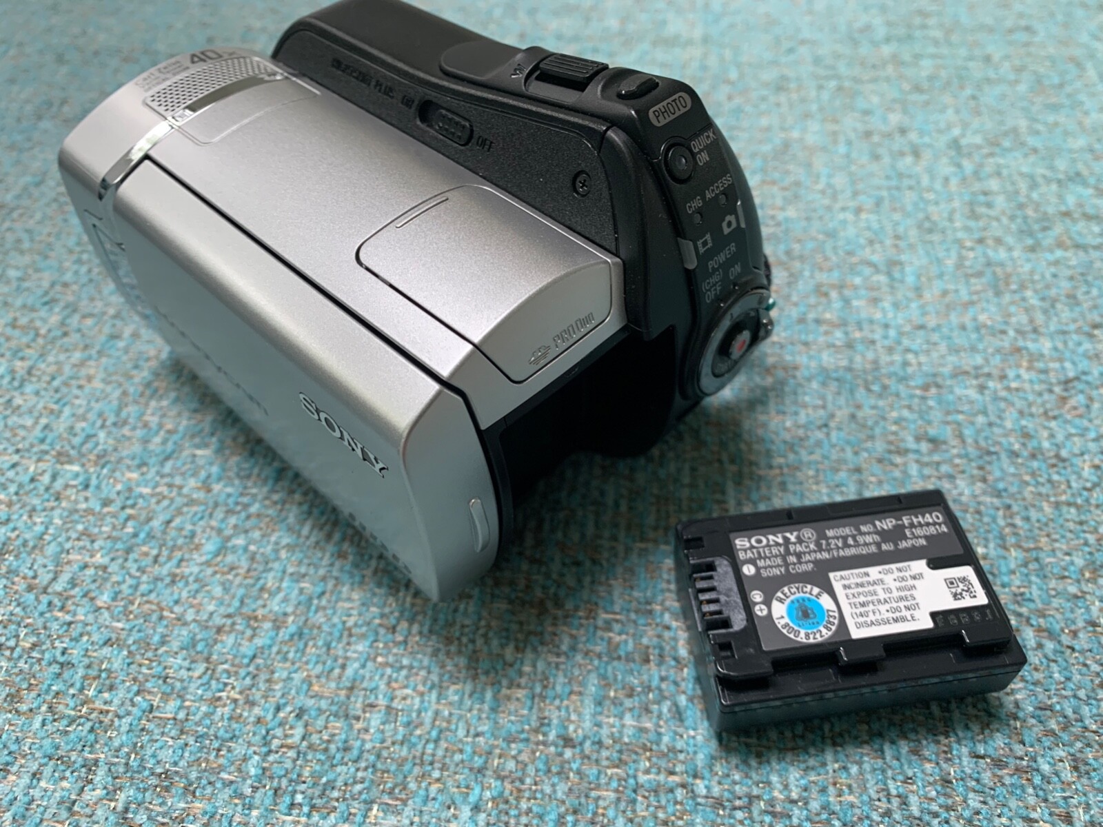 Sony Handycam DCRSR45 Camcorder Digital Video Camera 30GB IN BOX + 2GB