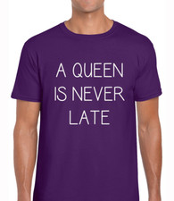 A QUEEN IS NEVER LATE MENS T SHIRT TEE FUNNY COOL CUTE FASHION DESIGN TOP NEW