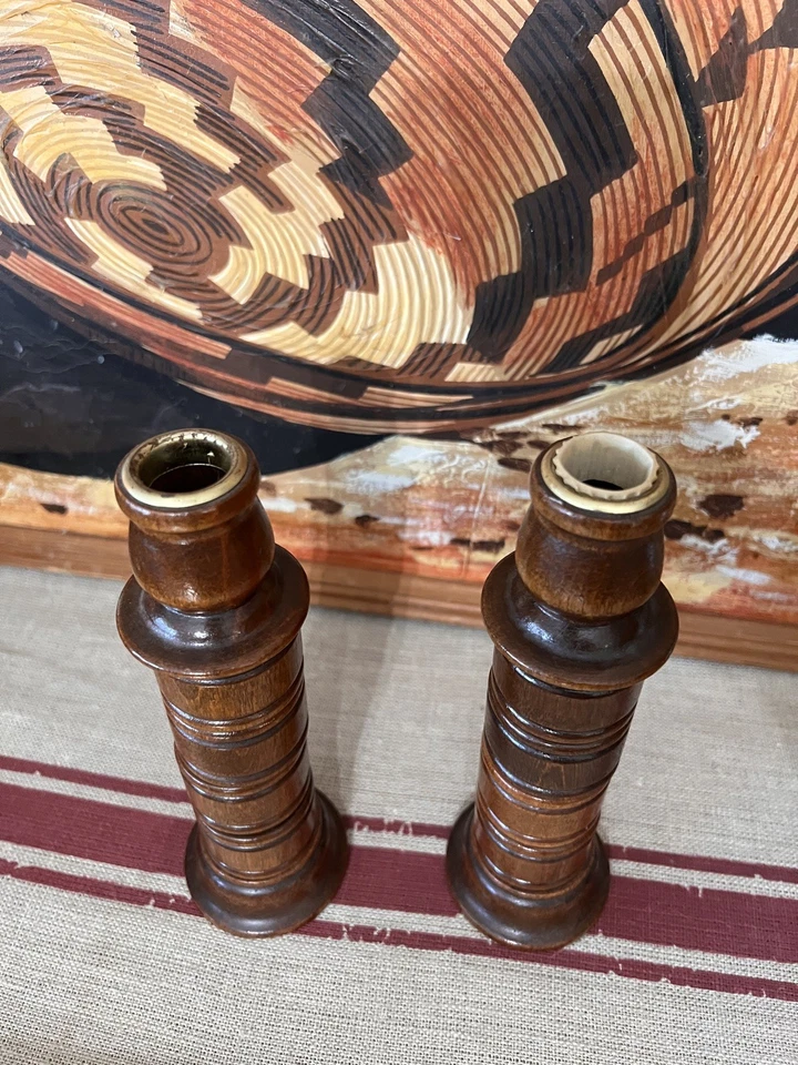 Candelabros de madera MCM de 8 1/2 pulgadas y 8 servilleteros ocultos en los candelabros Foto 4 de 4