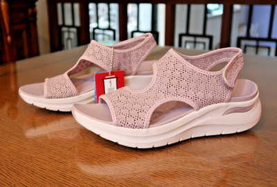 SKETCHERS SANDALS WOMEN S SIZE 9 - MACHINE WASHABLE - BRAND NEW