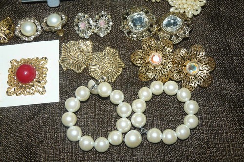 Lot of 15 Pairs Vintage Avon Clip On Earrings Dressy Rhinestones Faux Pearls - Picture 4 of 4