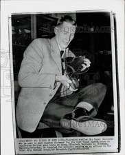 1957 Press Photo English Runner Dr. Roger Bannister Reporting To Army In London