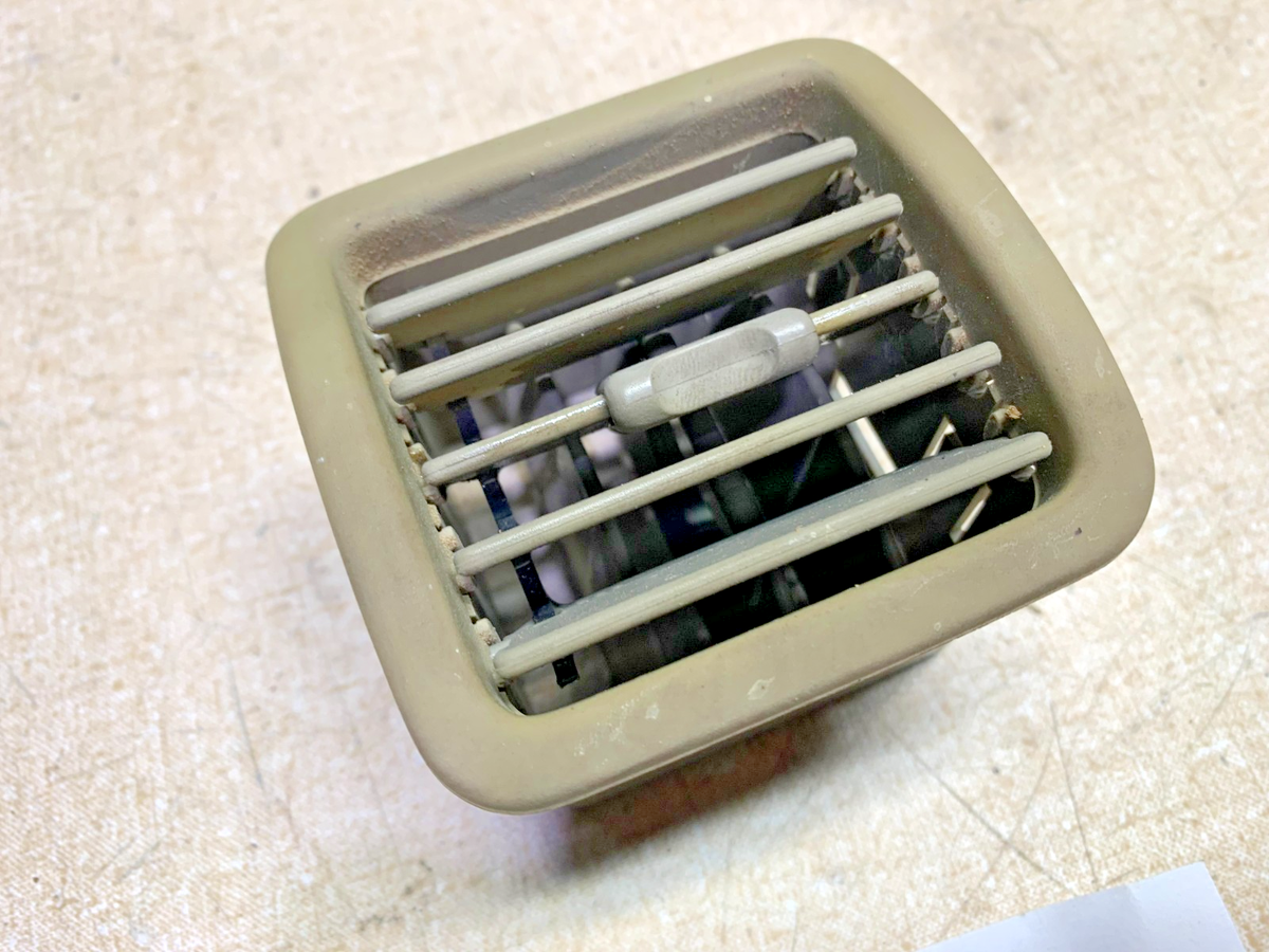89 90 91 92 93 94 GEO METRO RIGHT PASSENGER AIR VENT (LITTLE STIFF