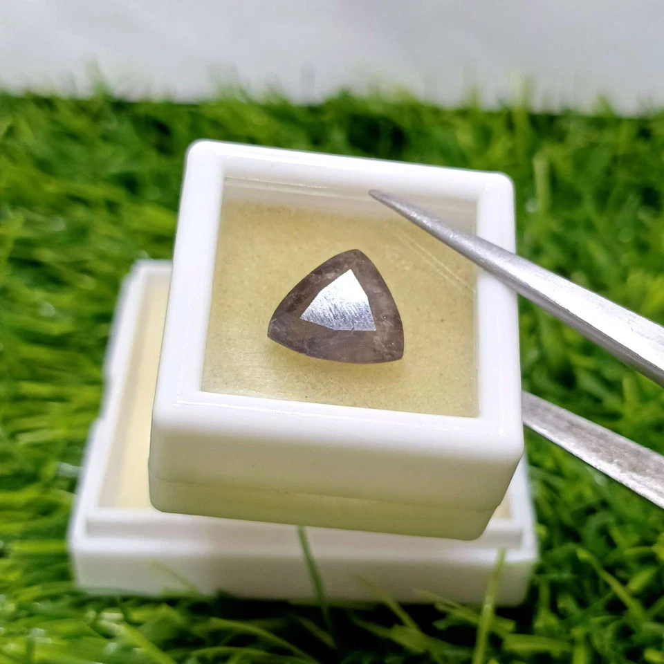 Piedra preciosa natural de axinita color wengué corte mixto forma trillón de 3,8 quilates Foto 3 de 3