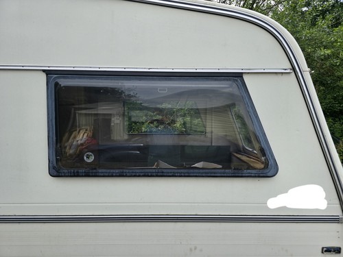 Vanroyce 470 EK 1998 seitlich abgewinkeltes Fenster 105,5 x 58 x 126,3 cms schwarzer Rand