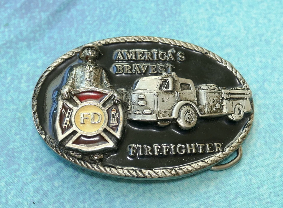 AMERICA'S BRAVEST FIRE FIGHTER Hebilla de Cinturón 1986 FD Camión de Bomberos Negro Rojo Esmalte Aleta Foto 3 de 3