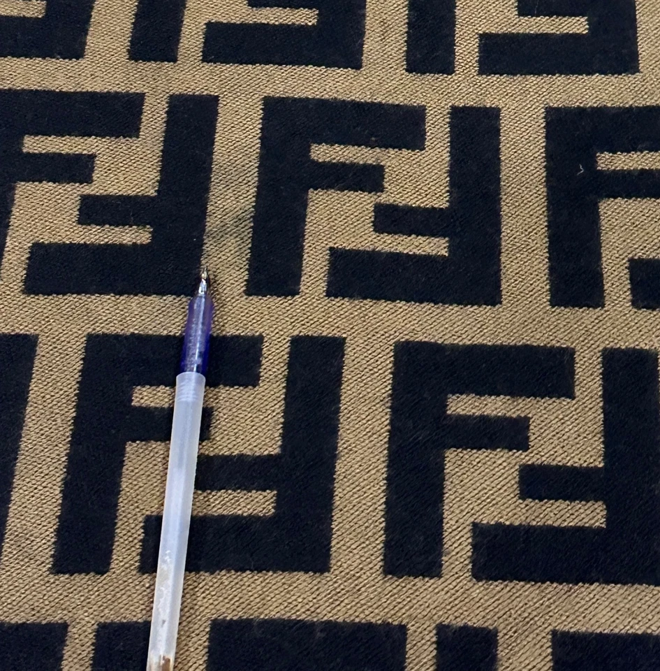 Б/у подлинный Fendi 100% шерсти шарф коричневый и черный - Изображение 3 из 4