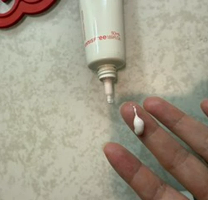 Crema tonificadora K-Beauty Innisfree flor de cerezo brillo ajuste piel FPS50+ PA++++ 50 ml Foto 4 de 4