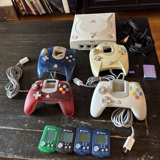 SEGA Dreamcast ODE Installed Controllers And VMUs