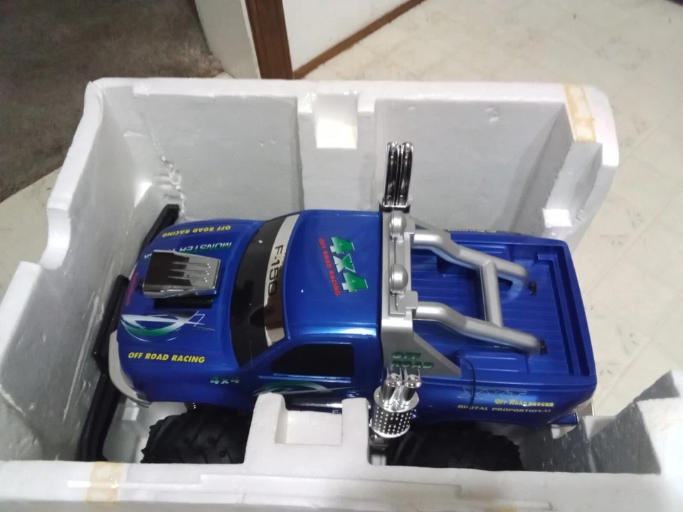 Camión de colección Radio Shack Trespasser 4x4 F-150 doble motor 4x4 escala 1/8  Foto 4 de 4