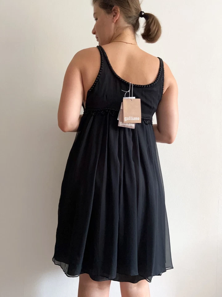 全新带标签! John Galliano 手工刺绣丝绸黑色连衣裙及膝串珠 IT 42 — 第 3/4 张图片