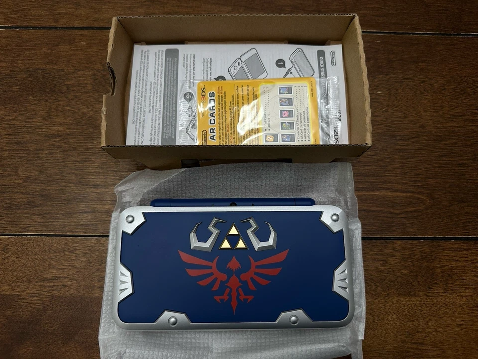 Nuevo Nintendo 2DS XL Zelda Hylian Shield Edition A Link Between Worlds ¡COMO NUEVO EN CAJA! Foto 2 de 4