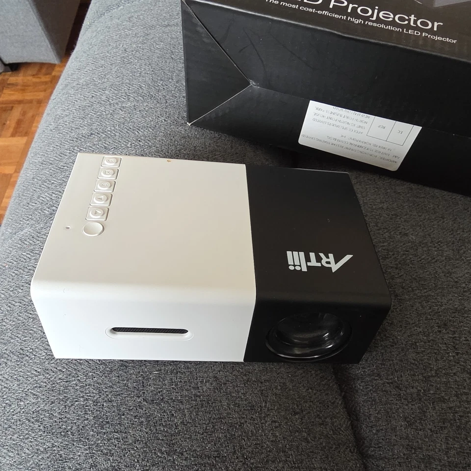 Excelvan YG300 Mini Portable LED Pocket Projector (no charger)  - Image 3 of 3