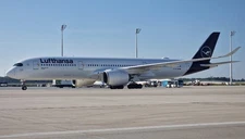 Airbus A350-900 A-350 Lufthansa Desk Wood Airplane New Model Small Scale 1/200