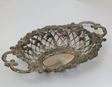 Plato reticulado de peltre plateado vintage cesta rosas ornamentadas asas